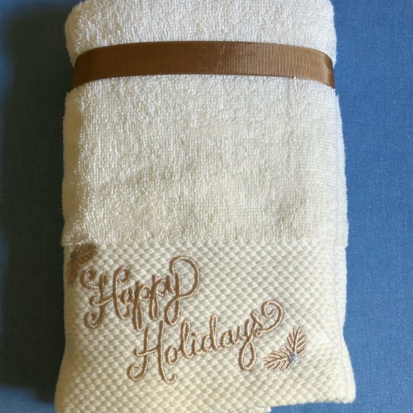 NWT ‼️Beautiful Christmas Embroidered Hand Towels 2 - Pack - Picture 4 of 7